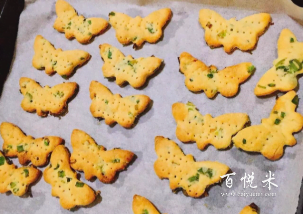 西式糕點(diǎn)，香蔥，蘇打餅干的制作方法，低熱量，酥脆味道還不錯(cuò)